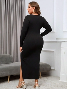 Robe longue grande taille noire moulante avec manches longues et fente latérale