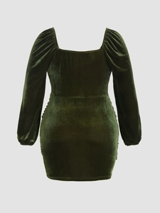 Détails du tissu en velours vert foncé avec encolure carrée et texture froncée chic