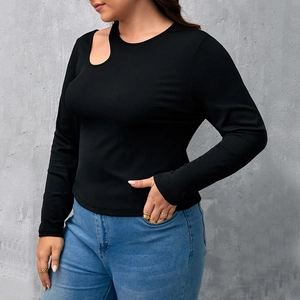 Top in maglia a costine nere da donna con elegante dettaglio cut-out asimmetrico sul collo