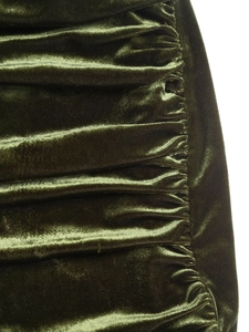Détail du tissu en velours vert foncé avec texture froncée et éclat soyeux