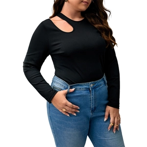 Top aderente in maglia a coste nere da donna con scollo asimmetrico e dettaglio cut-out