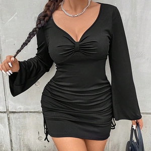 Schmal geschnittenes schwarzes V-Ausschnitt Kleid mit Raffungen und Trompetenärmeln