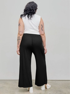 Ensemble grande taille avec haut sans manches blanc et pantalon large noir à taille haute