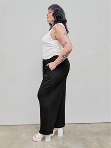 Ensemble deux pièces pour femme avec haut froncé sans manches blanc et pantalon large noir