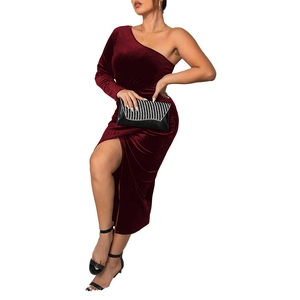 Robe longue élégante en velours bordeaux à une épaule, avec fente latérale et coupe ajustée
