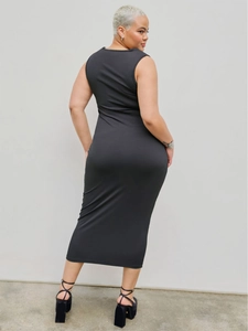 Elegantes, ärmelloses schwarzes Midikleid für Damen, figurbetont in stilvoller Rückansicht