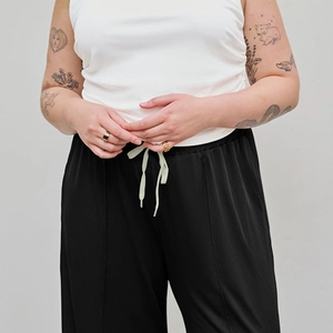 Détail du pantalon droit à taille haute avec ceinture élastique et cordon vert