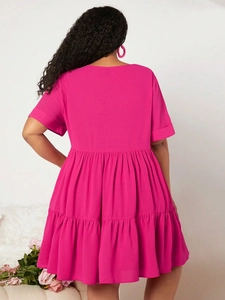Robe élégante rouge rose à manches courtes avec ourlet à volants et décolleté en V