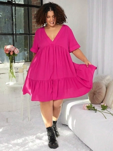 Robe midi fuchsia élégante à manches courtes avec col en V et jupe à plusieurs niveaux