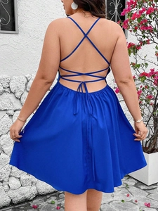 Robe midi dos nu bleu roi élégante avec bretelles croisées et détail de nœud au dos