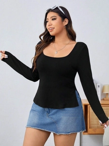 Top aderente in maglia a coste nere a maniche lunghe con scollo quadrato e spacchi laterali