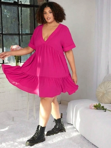 Robe chic fuchsia grande taille à col en V avec ourlet à volants et manches courtes