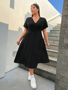 Elegante abito a portafoglio nero con scollo a V, maniche corte e vita alta quotidiano