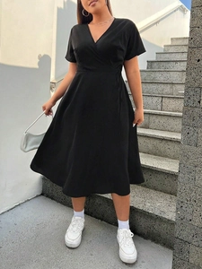 Elegante abito midi nero con scollo a V, maniche corte e cintura per l'ufficio