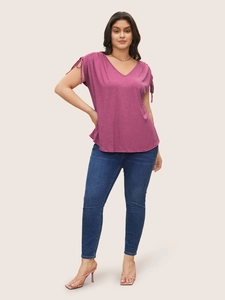 Women's V-neck drawstring short sleeve T-shirt in magenta with slim blue denim jeans