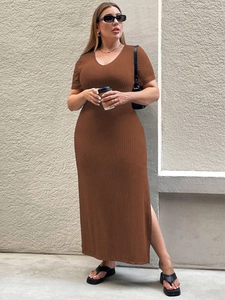 Chic coffee knit maxi dress with V-neckline and short sleeves in a ribbed texture