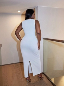 Robe longue blanche sans manches en maille côtelée pour femme avec coupe ajustée et fente
