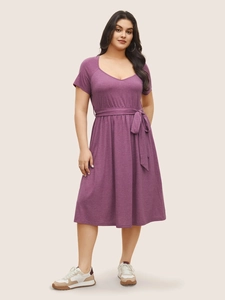 Plus size purple V-neck short sleeve dress with waist tie and casual mid-length cut