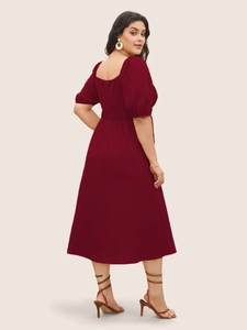 Robe rouge vin élégante avec col carré, manches bouffantes et taille ajustée pour l'été
