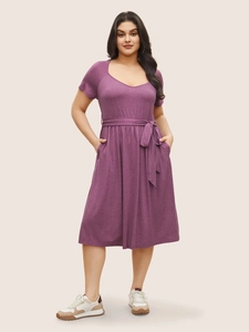 Plus size V-neck short sleeve dress in purple with waist tie and side pockets