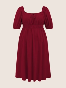 Robe rouge foncé élégante à col carré et manches bouffantes au style vintage français