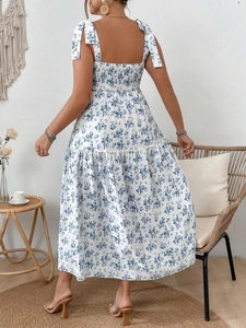 Robe longue fleurie bleue à bretelles avec dos froncé et jupe à plusieurs niveaux
