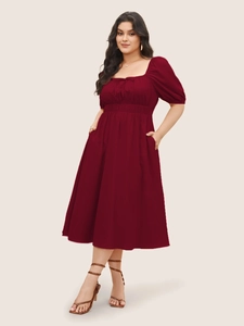 Robe rouge vin à col carré avec manches bouffantes et taille haute coupe évasée