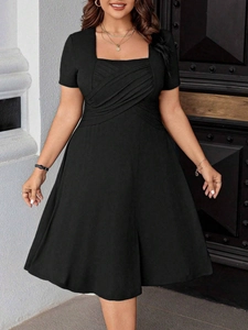 Robe Midi Grande Taille pour Femmes Col en V Manches Courtes Plissée Nervurée Élégante Française Couleur Unie Amincissante Coupe en A