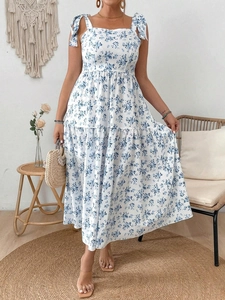 Robe longue grande taille à fleurs avec bretelles à nœuds et jupe à plusieurs niveaux