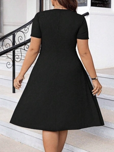 Robe midi noire à manches courtes en maille côtelée avec taille haute et coupe évasée
