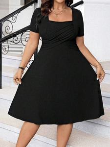 Robe trapèze noire de style français avec col carré et détails plissés sur la poitrine