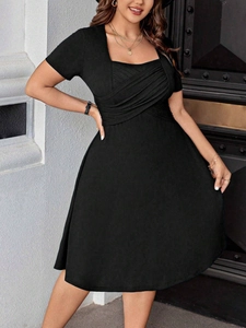 Robe thé noire élégante à manches courtes avec col carré et jupe plissée en ligne A