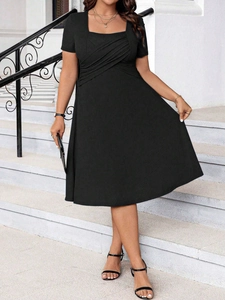 Robe évasée à manches courtes avec col carré et texture plissée élégante