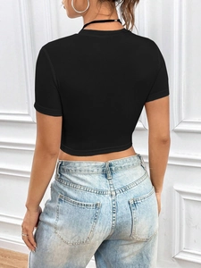 Vue de dos d'un t-shirt court noir ajusté et d'un jean en denim bleu clair délavé
