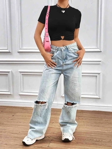 Détail du haut court avec anneau en métal en forme de cœur et texture de jean denim