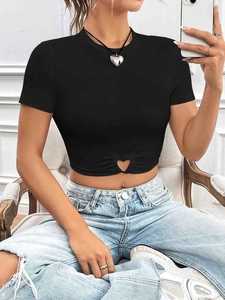 Gros plan sur la découpe en forme de cœur au bas de ce T-shirt court noir sexy