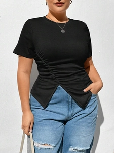 T-shirt noir grande taille à col rond avec taille froncée et fente asymétrique