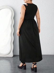 Robe longue sans manches noire pour femme avec taille cintrée et détail épaule évidée