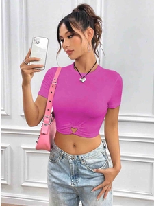 Détail de la découpe en forme de cœur sur l'ourlet du t-shirt court rose vif ajusté