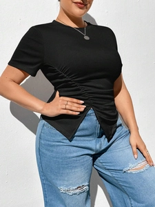 T-shirt noir grande taille avec fronces latérales et fente en maille côtelée