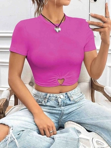 Détail du t-shirt court rouge rose avec une découpe unique en forme de cœur à l'ourlet