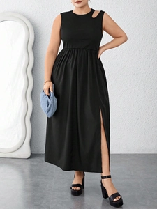 Robe longue noire sans manches grande taille avec plis à la taille et fente latérale haute