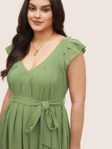 Robe mi-longue vert sauge à col en V avec manches volantées et ceinture à nouer