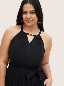 Schwarzes Maxikleid in Übergröße mit Neckholder, Perlen-V-Ausschnitt und Taillenband