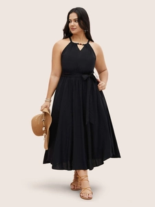 Schwarzes Midikleid in Übergröße mit Neckholder, Metallring-Detail und Bindegürtel