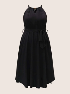 Damen Plus Size schwarzes Neckholder-Maxikleid mit V-Ausschnitt und Taillenband