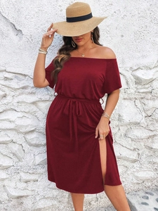 Robe longue bordeaux à épaules dénudées avec ceinture et fente latérale pour l'été
