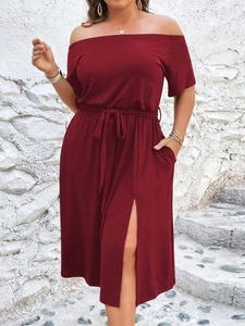 Robe longue rouge foncé à épaules dénudées avec manches courtes et fente latérale