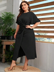 Robe midi noire grande taille élégante avec col rond, taille plissée et volants