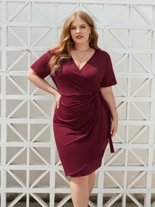 Plus size V-neck burgundy wrap dress with side ruched detail and short sleeves for summer